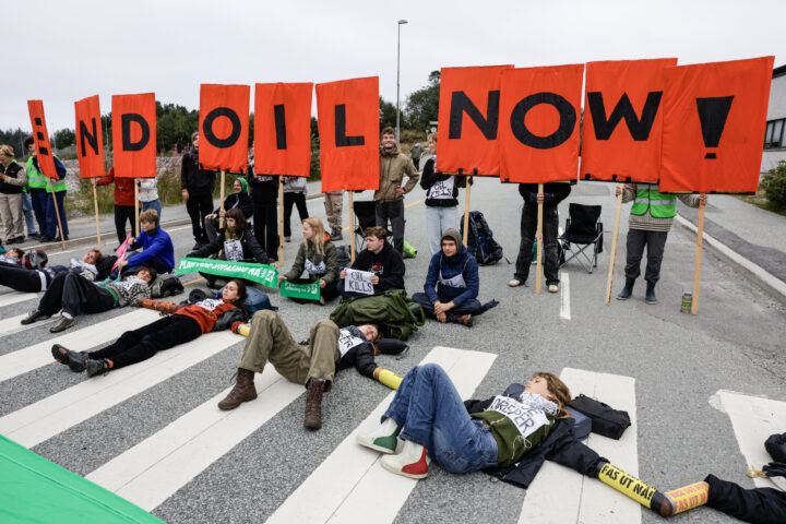 Extinction Rebellion aksjonerer mot raffineriet på Mongstad