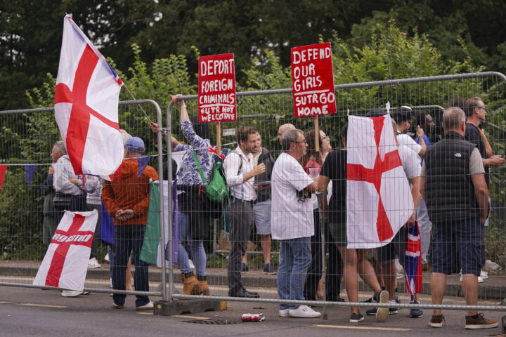Starmer står overfor opprør i Labour over migrant&shy;hoteller