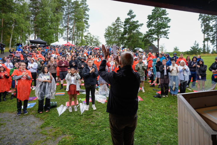 Støre møtte AUF-ungdommer på Utøya – fikk klar beskjed om Gaza, klima og innvandring