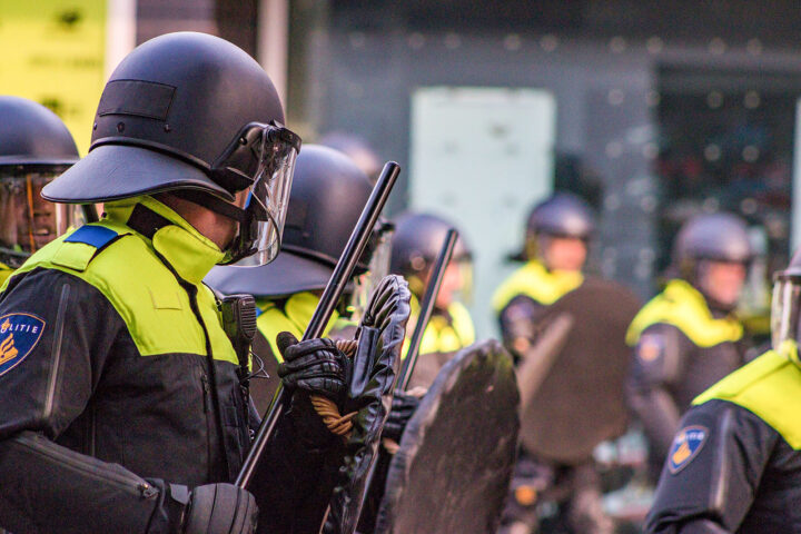 Nederlandsk politi fore&shy;slår å gjøre kristne hellig&shy;dager utskift&shy;bare med islamske hellig&shy;dager