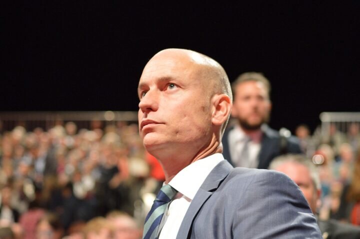 Storbritannia: Myndighetene har «tapt over&shy;sikten» over mer enn 150.000 migranter