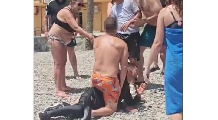 Kaos på strand i Spania: Turister stanset illegale migranter som ankom i båt