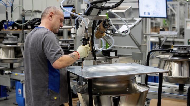 Tysklands industri­produksjon faller videre