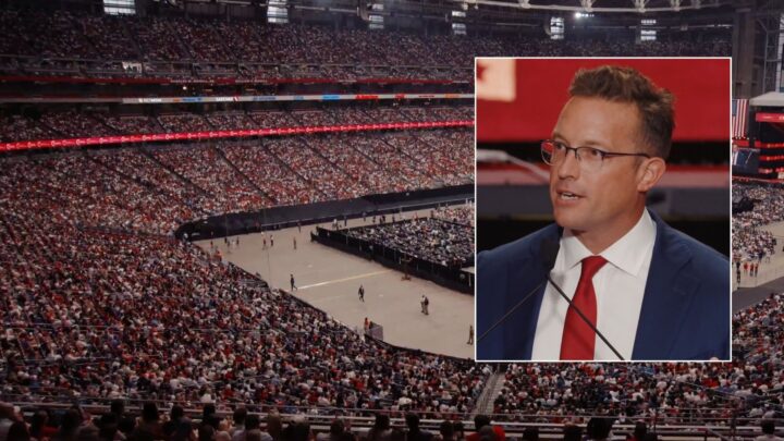 Over 70.000 samlet for å hedre Charlie Kirk: – Han er en martyr