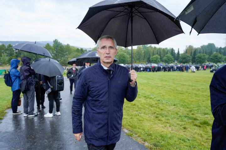 Kontroll- og konstitusjons&shy;komiteen fremdeles ikke fornøyd med Stoltenberg