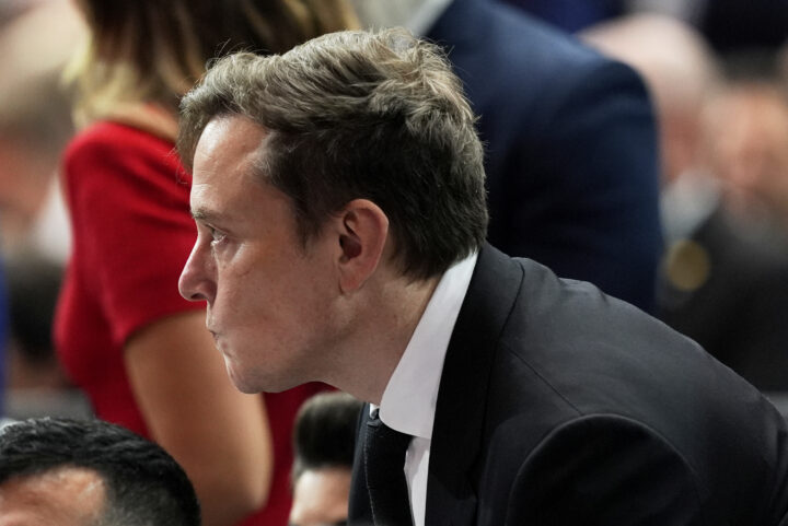 Lederen for britiske Liberal&shy;demokratene vil at Elon Musk skal arresteres