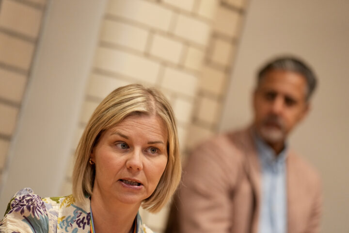 Emilie Enger Mehl og Sveinung Rotevatn ute av Stortinget