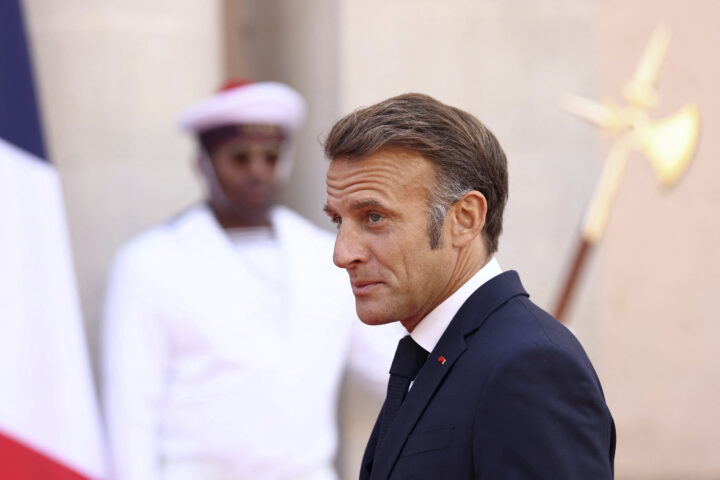 Nedgradering av Frankrikes kreditt&shy;verdighet øker presset på Macron