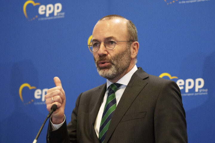 Leder for EU-parlament­ets største parti­gruppe lover å redde forbrennings­motoren