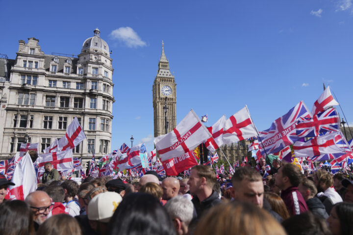 25 pågrepet i London-demonstrasjon – 26 politifolk skadet