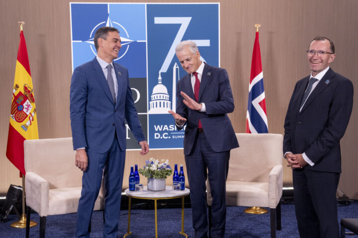 Sánchez er lett&shy;krenket, kaller inn Israels chargé d'affaires