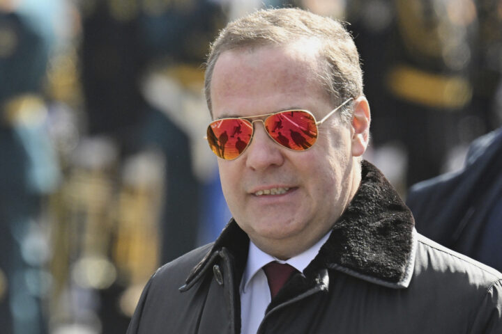 Medvedev anklager Finland for å ruste til krig