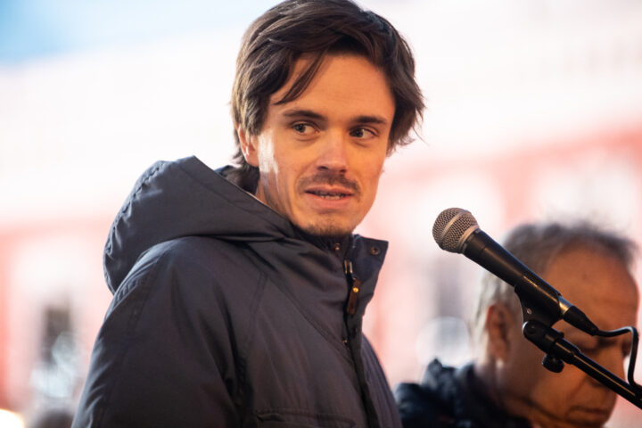 Venstre-politiker mener partiet må se mot sosialistisk side