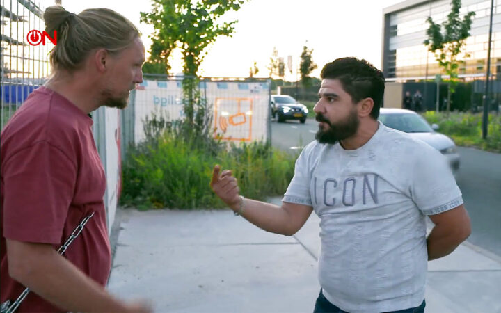 Familiefar lenket seg til bygge&shy;plass for å stanse asyl&shy;mottak: – Jeg må beskytte familien min