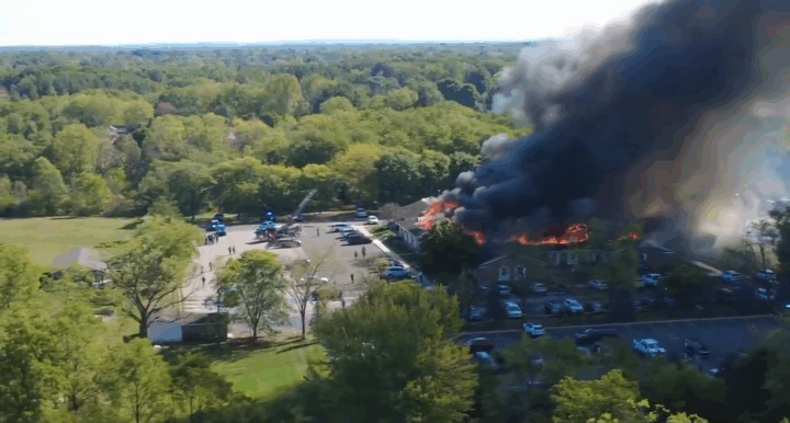 En drept og minst ti skadet etter skyting i mormonsk kirke – kirken står i full brann