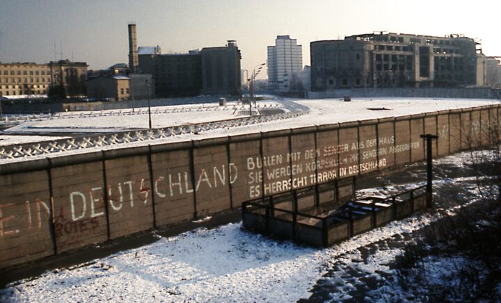 Berlin-muren falt ikke, den ble brutt