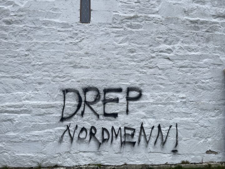 Eidsvoll kirke tagget ned med «DREP NORDMENN!»