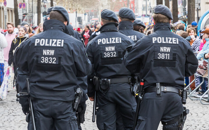 Tyskland: Inn&shy;vandrer mis&shy;handlet en mindre&shy;årig. Politiet straffer moren for å ha sikret bevis