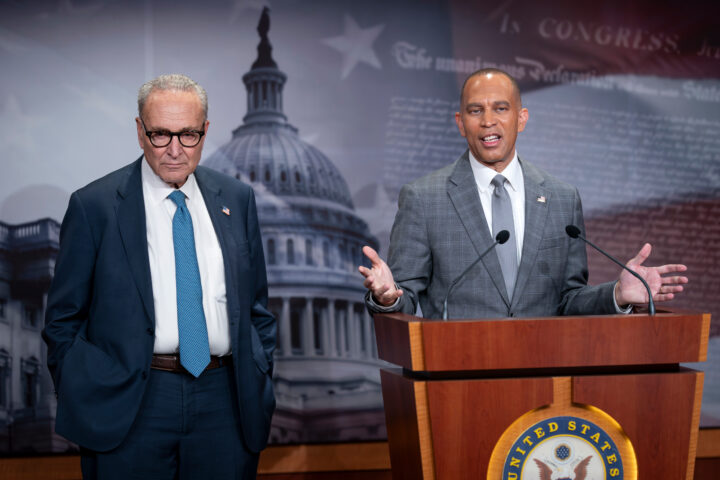 Demokratene stenger ned, Republikanerne og amerikanerne sparer penger