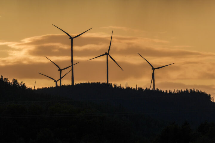 Krever «refleksvest» på vindturbiner til 1,4 milliarder