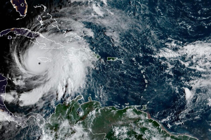 Kategori 4-orkan herjer Jamaica – Cuba forbereder seg på monsterstormen