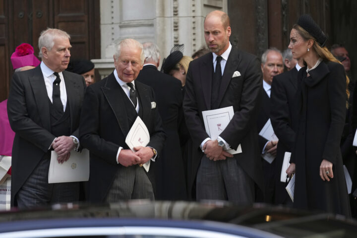 Andrew mister prinsetittelen og tvinges fra Windsor