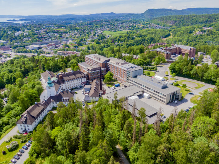 Mens stats&shy;råden lover bedre vilkår, får syke&shy;pleier Aina lønns&shy;kutt i form av parkerings&shy;avgift