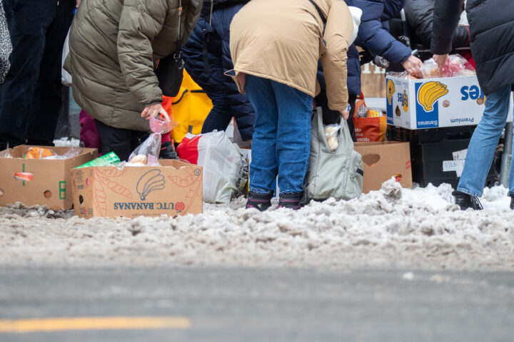 Støres løftebrudd: Matsentraler går tomme – fattige møter stengte dører