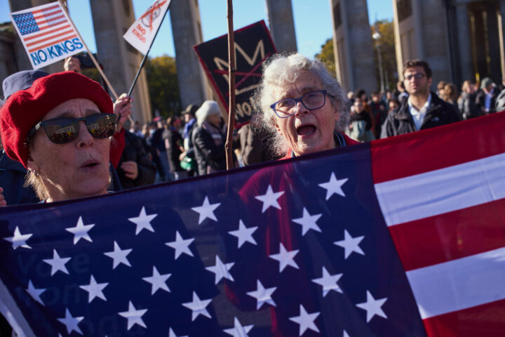 Demonstra&shy;sjoner mot Trump, både i USA og Europa