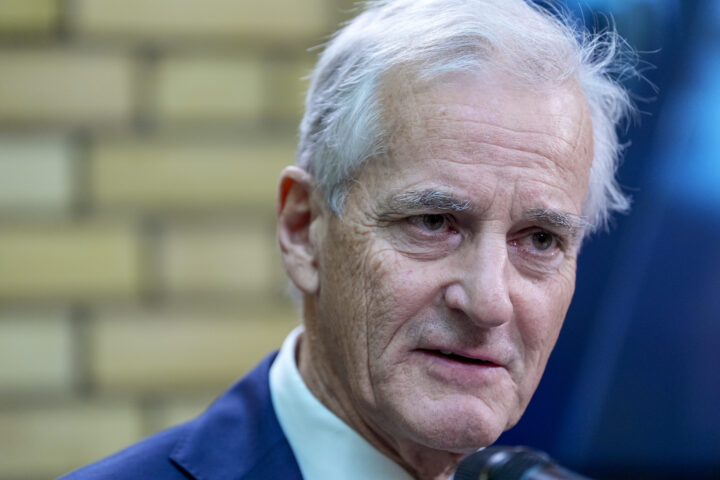 Støre så pårørende i øynene og lovet forståelse – kuttet støtten