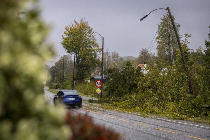Nesten 75.000 fortsatt uten strøm som følge av dårlig vær