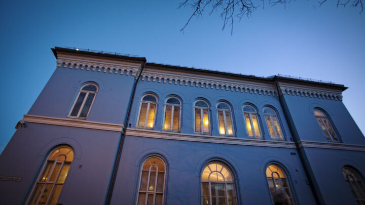 Væpnet politiaksjon ved synagogen i Trondheim – undersøker mistenkelig atferd