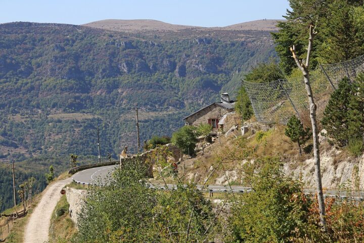 77-årig fransk syklist over&shy;levde tre dager på rødvin i 40 meter dyp ravine