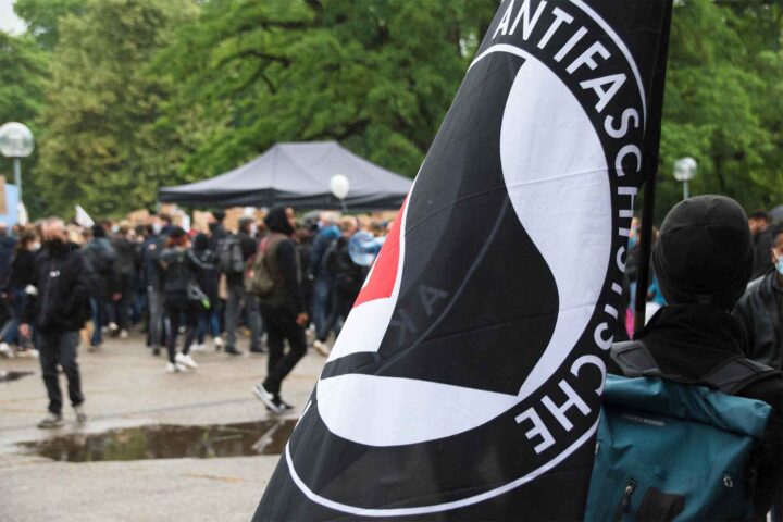 Tyskland innleder retts&shy;sak mot venstre&shy;ekstrem terror&shy;gruppe med representant i EU-parlamentet