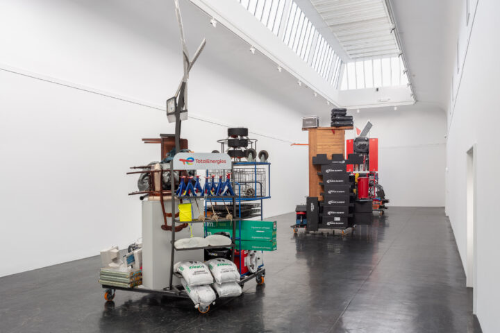 Gråtekoner og skraphandel i Kunstnernes Hus