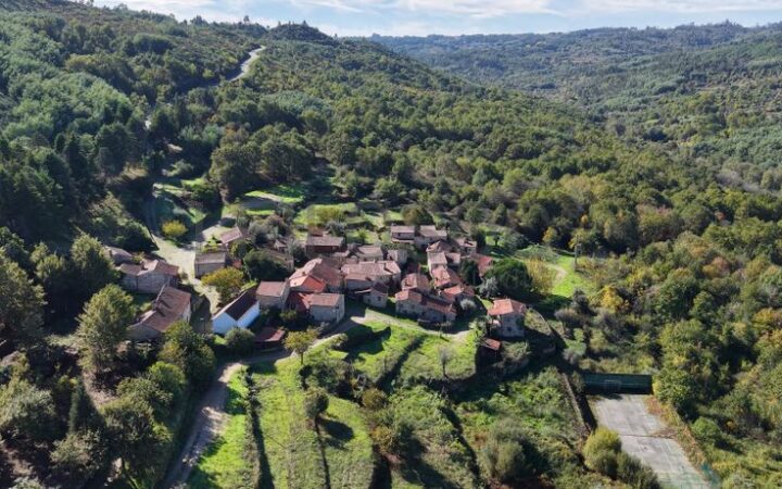 Portugisisk landsby med 41 renoverte hus, kirke og restaurant, til salgs for 1,4 millioner euro