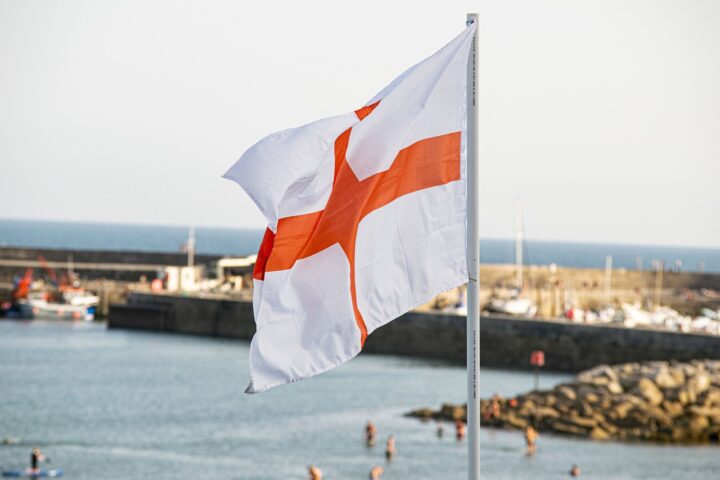Engelske flagg i England skaper engstelse blant helsearbeidere