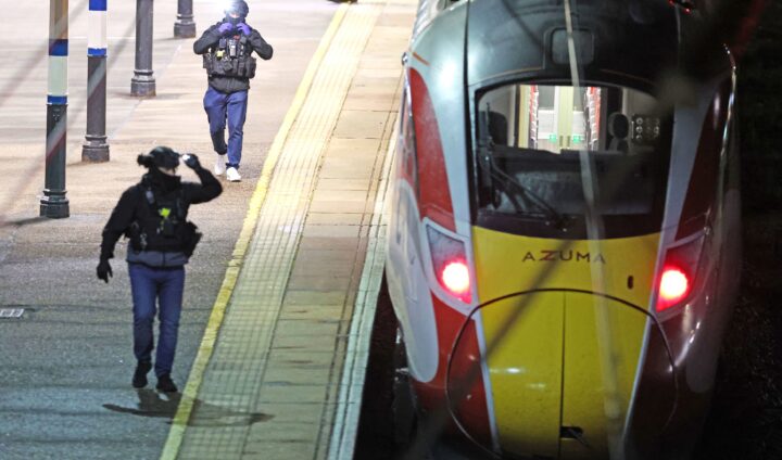 Helte­modig tog­ansatt reddet mange liv under kniv­angrepet i Huntingdon