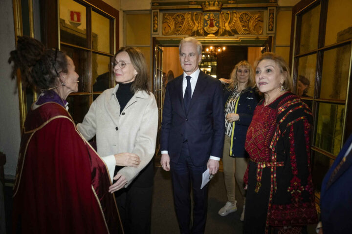 Støre tente lys for fred i Palestina og verden