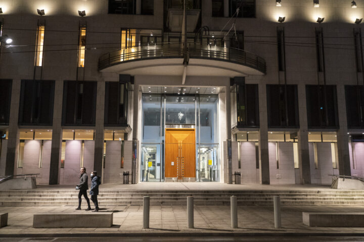 16-åring tiltalt for grov vold og drapstrusler mot lærere og elev: – Jeg skal partere deg