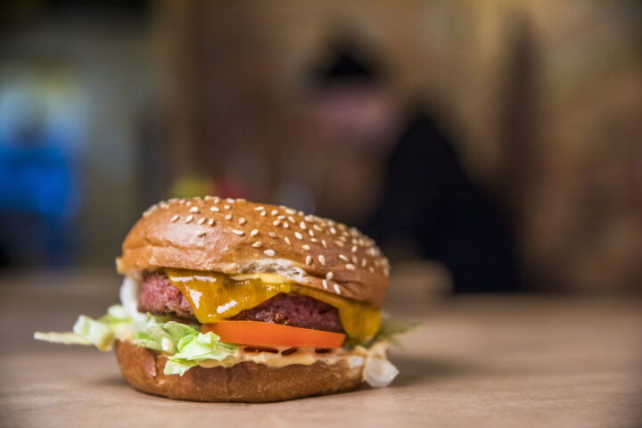 Klima-aktivister med bestillingsverk: Hevder folk vil ha «kjøtt» laget av erter