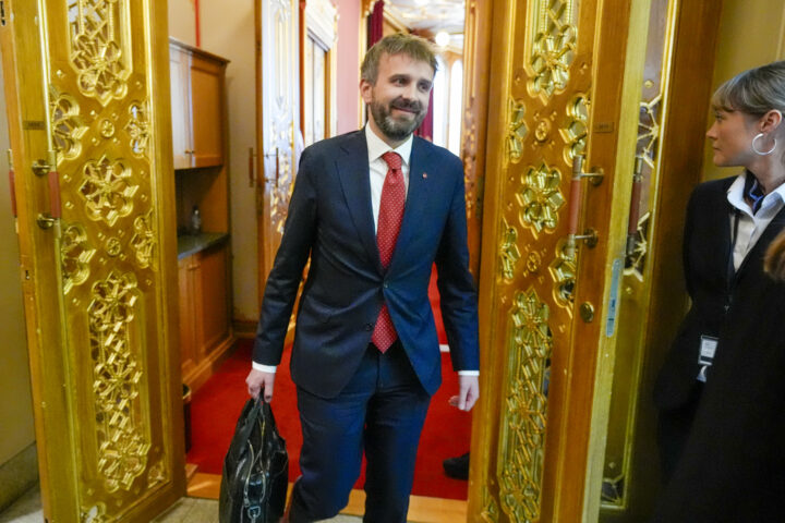 Nedgangen til Ap fortsetter, stuper på ny menings&shy;måling