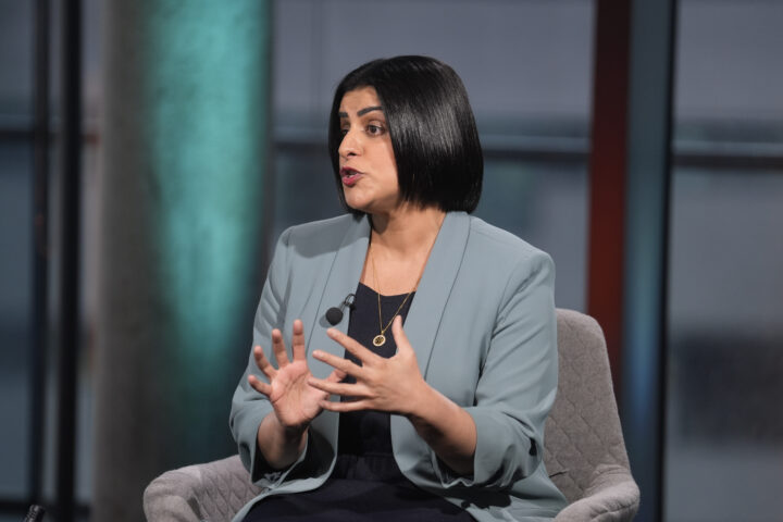 Britenes innenriks&shy;minister går «all inn» på asyl&shy;spørsmålet, og motstand fra venstre&shy;siden i Labour kom umiddelbart