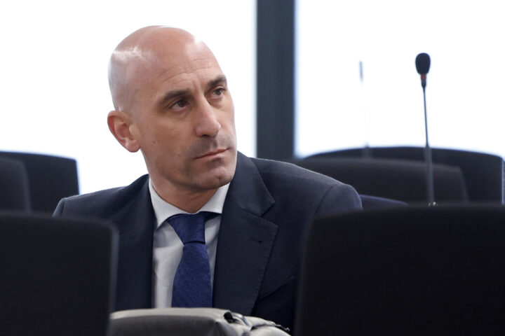 Rubiales med bok etter kysse&shy;skandalen, offer for ytre-venstre-konspirasjon