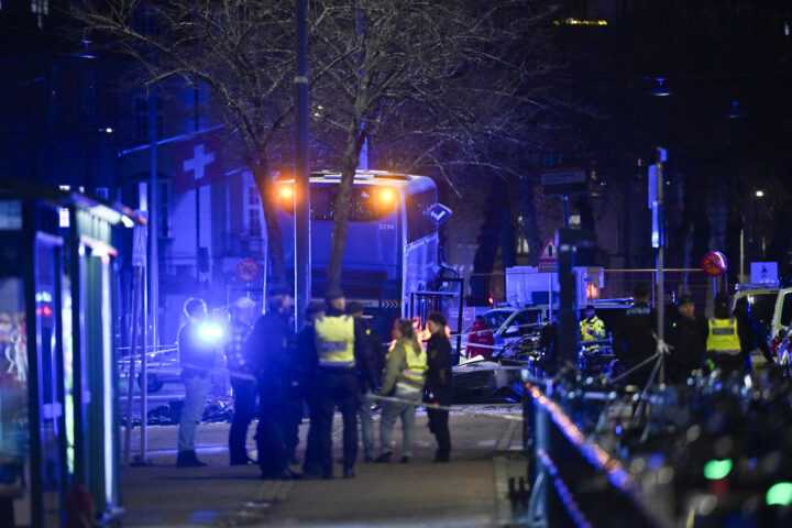 Minst tre døde etter at bussjåfør kjørte ned busskur i Stockholm