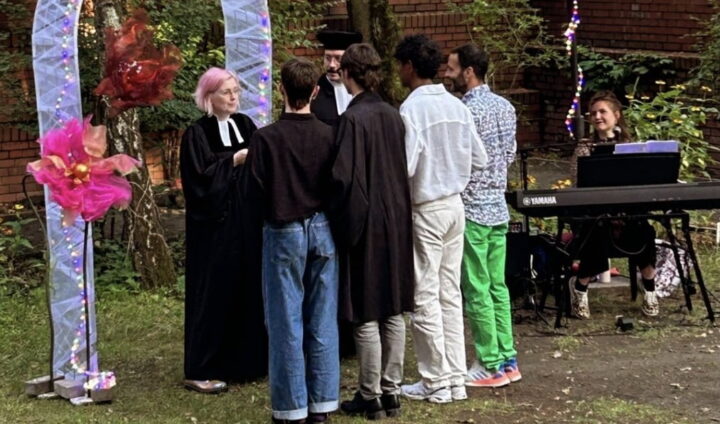 Tysk kirke velsignet poly&shy;amorøse