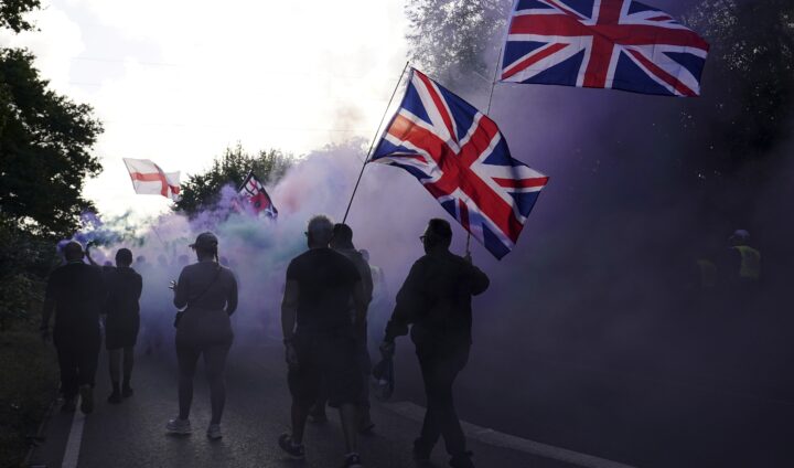 Spenningen er rekord­høy mellom briter og migranter, viser under­søkelse