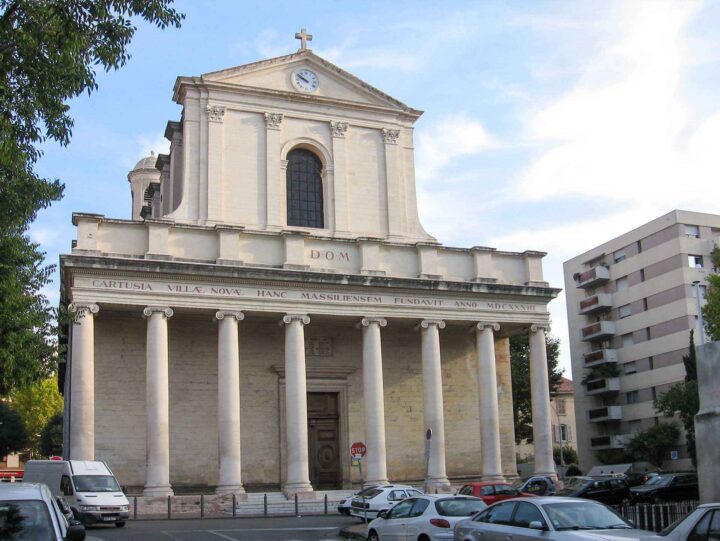 Frankrike: «Den eneste kirken som skinner, er den som brenner» (+)