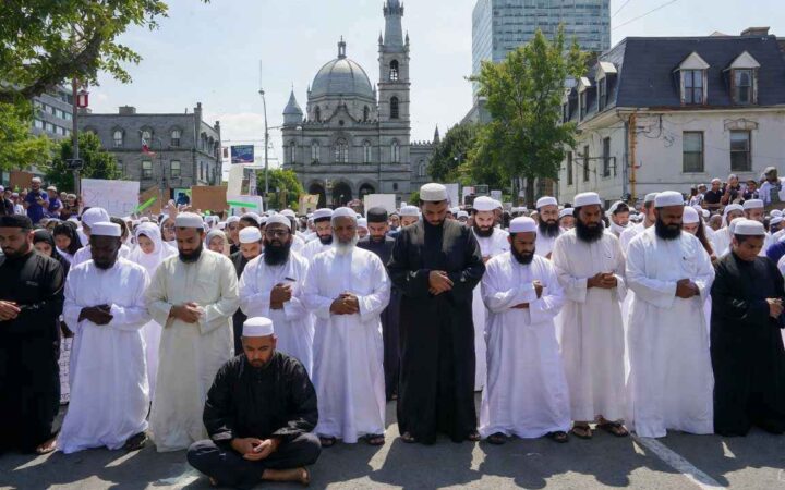Canada: Muslimer protesterer i gatene mot at Quebec forbyr offentlig bønn (+)