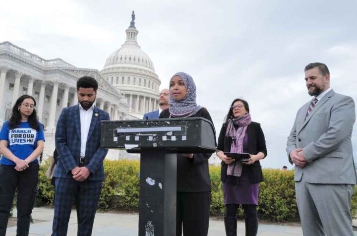 Fra gjeld til millionformue: Kontroversen rundt Ilhan Omar og ektemannens firma øker&nbsp;(+)